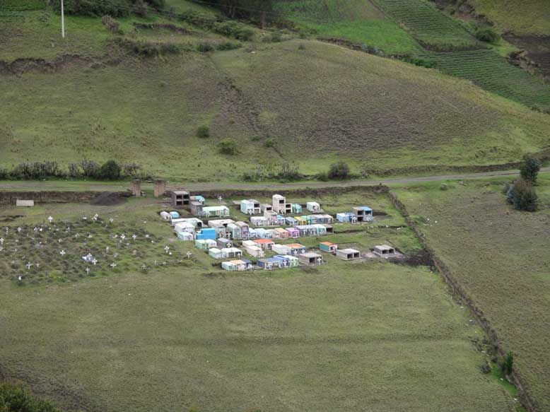 curioso cementerio en el recorrido quilotoa